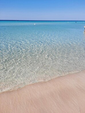 A beach with clear shallow water and a sandy shore. - Holiday Home with all the comforts in Torre Lapillo (Boncore)
