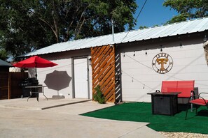Outdoor dining - Destination Red Raiderland-Walking Distance to TTU (Lubbock)