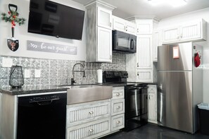 Fridge, microwave, oven, stovetop - Destination Red Raiderland-Walking Distance to TTU (Lubbock)
