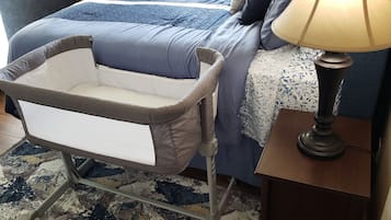 1 habitación, escritorio, tabla de planchar con plancha y cuna de viaje