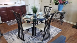 Dining - Elegant Studio Apt. House Near Emanuel Hospital (Turlock)