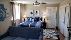 1 habitación, escritorio, tabla de planchar con plancha y cuna de viaje