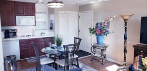 Fridge, microwave, stovetop, coffee/tea maker - Elegant Studio Apt. House Near Emanuel Hospital (Turlock)
