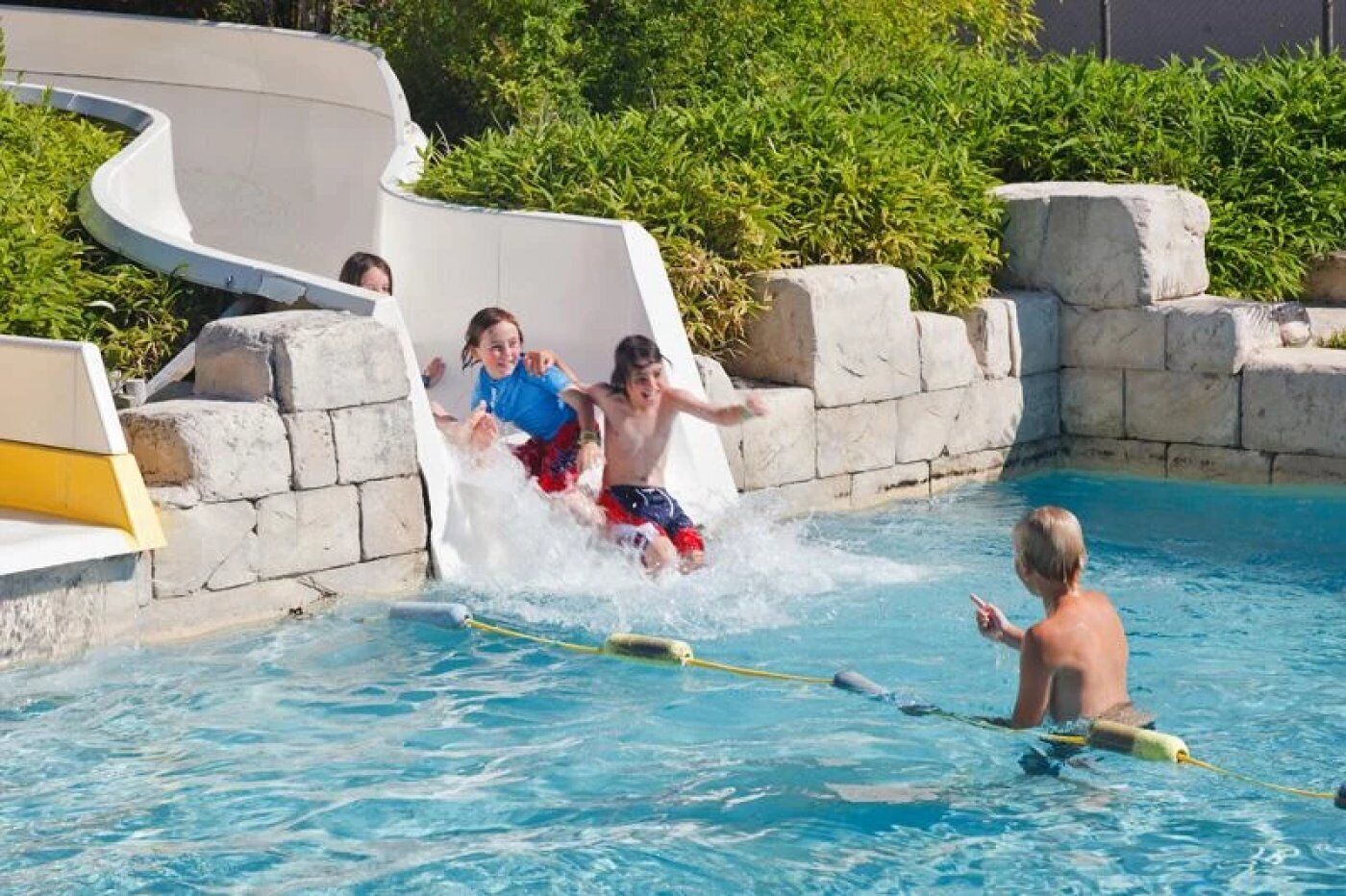 Una piscina cubierta, una piscina climatizada