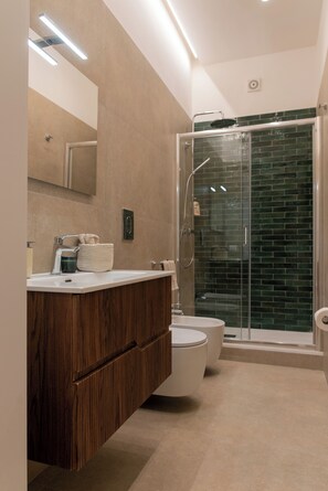 Deluxe Double Room, City View | Bathroom - Suite 33 (Naples)