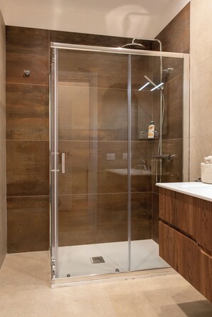 Deluxe Triple Room | Bathroom - Suite 33 (Naples)