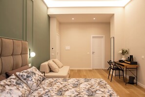Deluxe Quadruple Room | Living area - Suite 33 (Naples)