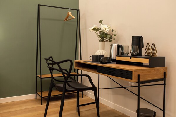 Kahden hengen deluxe-huone, kaupunkinäköala | Oleskelualue | 50–tuumainen äly-TV, jossa digitaalikanavat