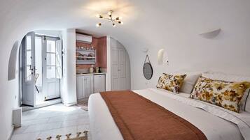 3 makuuhuonetta, tallelokero huoneessa, silitysrauta/-lauta