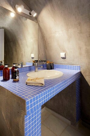 Een douche, handdoeken, zeep, shampoo