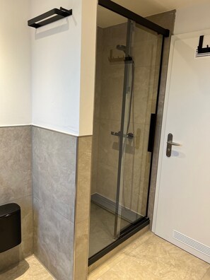 Douche, sèche-cheveux, serviettes fournies, savon
