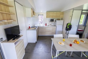 Fridge, microwave, stovetop, toaster - Camping 5 étoiles - Parc aquatique - ef0ghe (Sainte-Catherine-de-Fierbois)