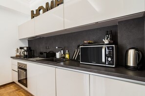 Frigorifero, microonde, forno, piano cottura