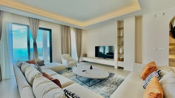Apartamento de lujo, vistas al mar | Zona de estar | Televisión LED de 50 pulgadas con canales digitales