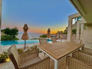 Luxury-Apartment, Meerblick | Terrasse/Patio