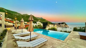 Una piscina al aire libre de temporada