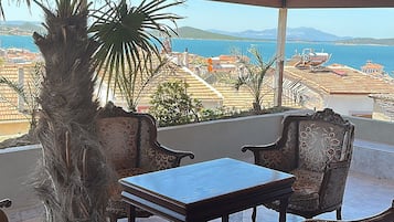 Economy Quadruple Room, Sea View | Living area