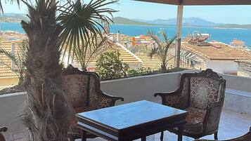 Chambre quadruple économique, vue sur la mer | Terrasse/patio