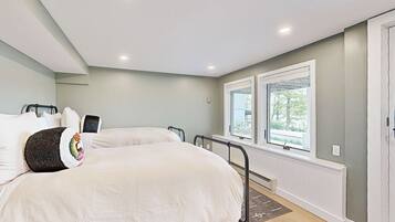 3 slaapkamers, een strijkplank/strijkijzer, internet, beddengoed