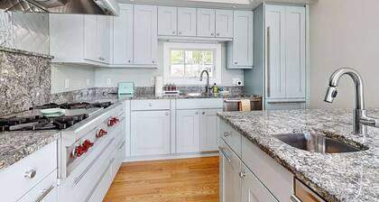Stunning riverfront home, hot tub, BBQ, woodstove, and washer & dryer