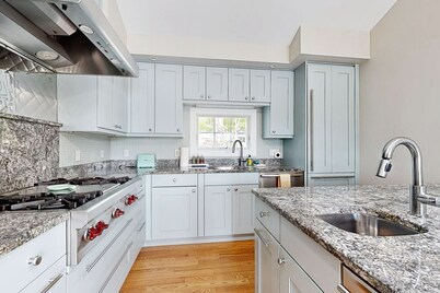 Stunning riverfront home, hot tub, BBQ, woodstove, and washer & dryer