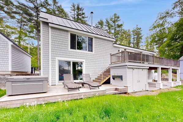 Terrace/patio - Stunning riverfront home, hot tub, BBQ, woodstove, and washer & dryer (Edgecomb)