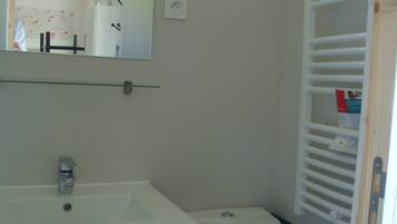 Haartrockner, Handtücher, Seife, Toilettenpapier