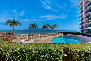 A heated pool - Penthouse Condo with breathtaking views and conveniently located (Lahaina)