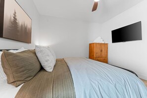 3 bedrooms, desk, iron/ironing board, travel cot