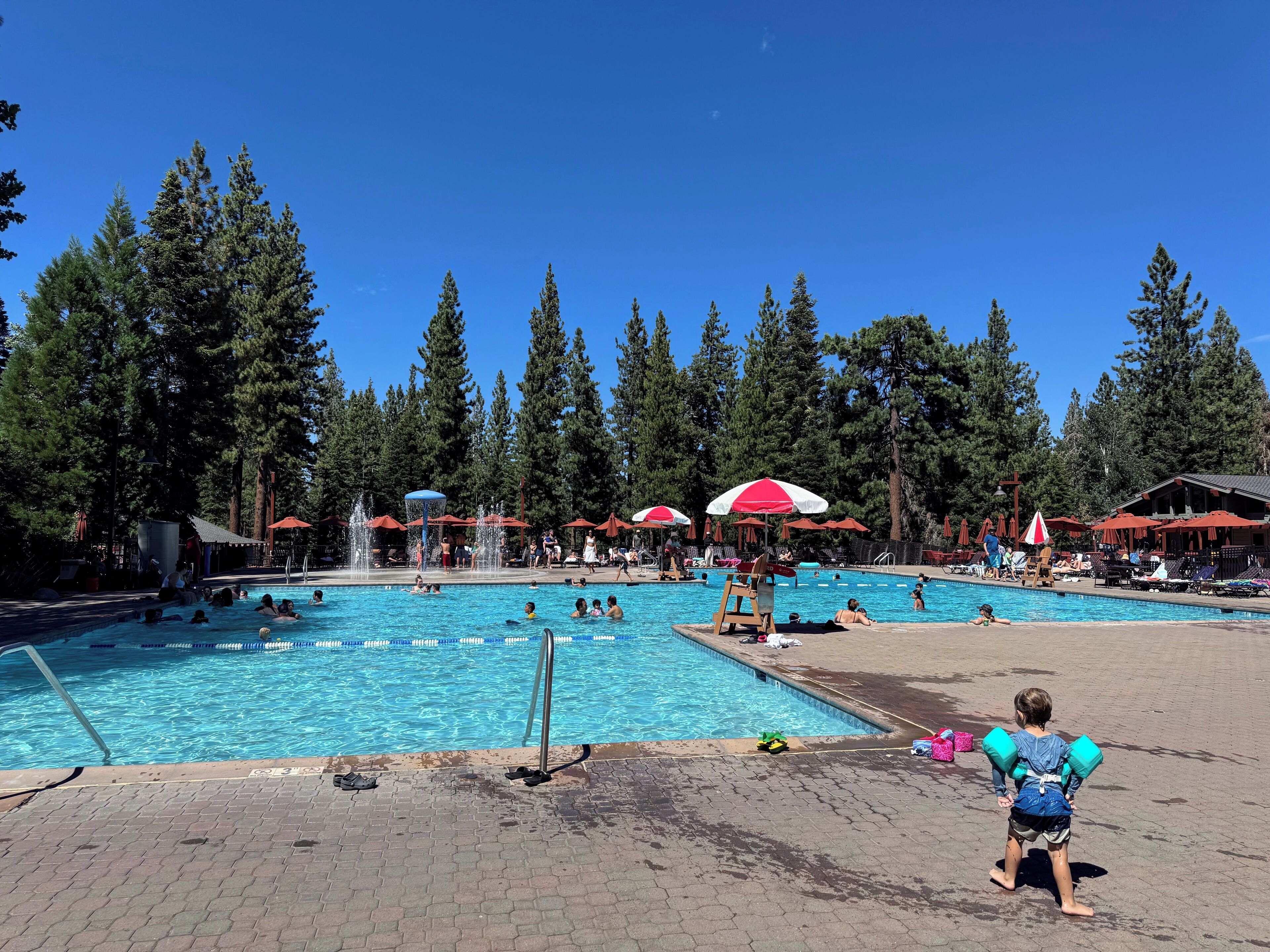 室外游泳池，恒温泳池