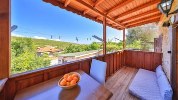 Traditional Cottage | Hypo-allergenic bedding, individually decorated, desk, laptop workspace