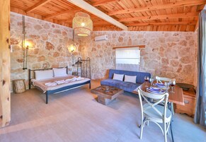 Superior Stüdyo Süit | Anti alerjik yatak takımı, ayrı ayrı dekore edilmiş, masa 