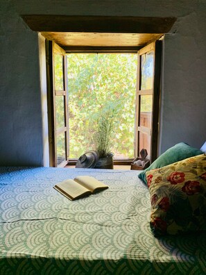 Casa rural tradicional | Roba de llit hipoal·lergògena, decoració individual i escriptori 