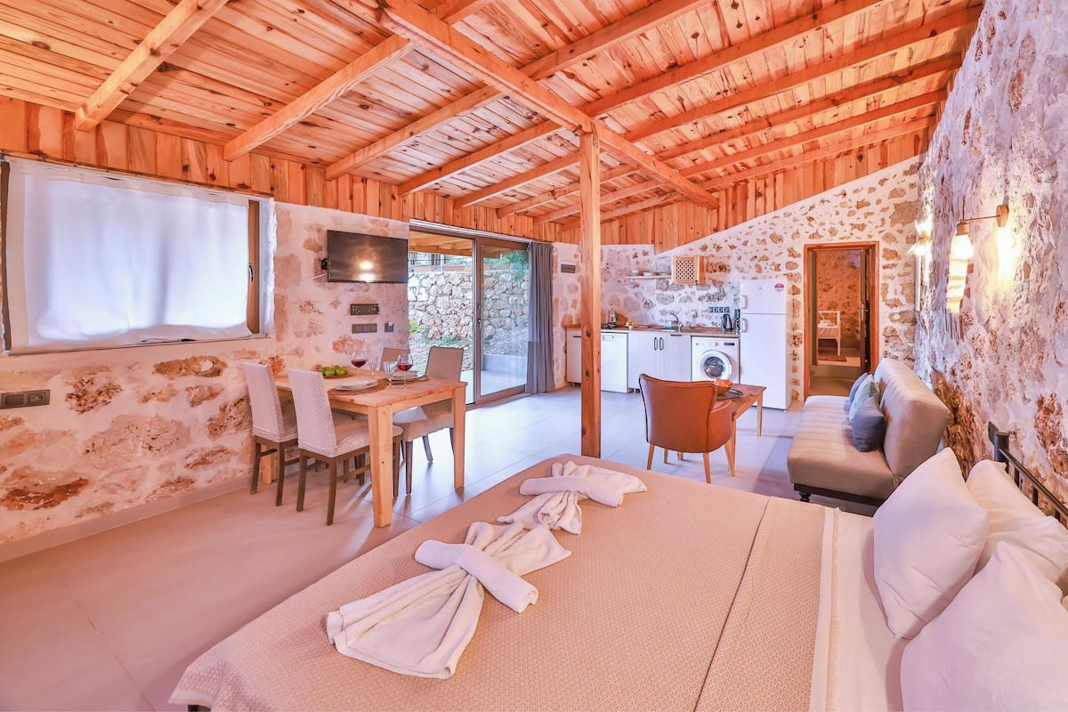 Hypo-allergenic bedding, individually decorated, desk, laptop workspace