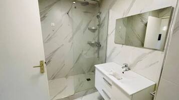 SĂšche-cheveux, serviettes fournies, savon, papier toilette