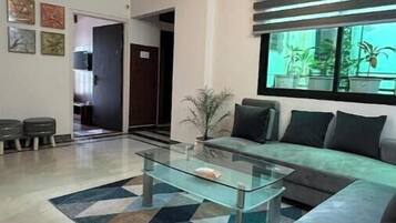 Smart-tv, boeken, een stereo en een printer