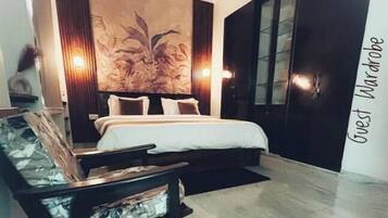 3 bedrooms, in-room safe, iron/ironing board, travel cot