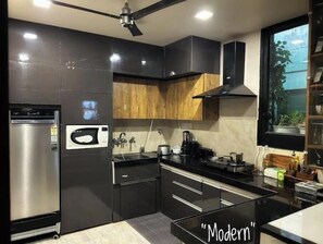 Réfrigérateur, four à micro-ondes, un four, surface de cuisson