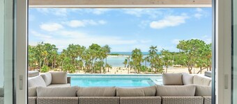 BEACHFRONT New Luxury Beach Home, Always Calm Beach on Lazy River Sand Bar.