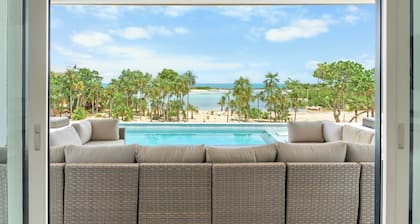 BEACHFRONT New Luxury Beach Home, Always Calm Beach on Lazy River Sand Bar.