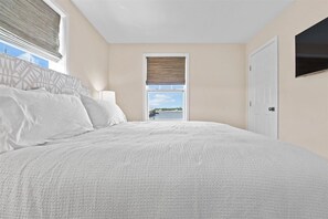 5 bedrooms, iron/ironing board, WiFi, bed sheets