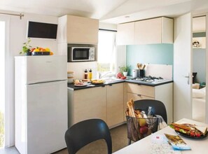 Réfrigérateur, micro-ondes, plaque de cuisson