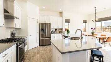 Microondas, horno, placa de cocina y lavavajillas