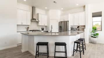 Microondas, horno, placa de cocina y lavavajillas