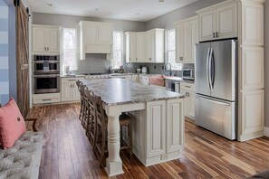 Fridge, microwave, oven, stovetop - Peaceful Mountainbrook SouthPark Haven | Creekside (Charlotte)
