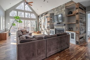 Smart TV, caminetto, tavolo da calcetto