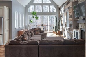 TV connectée, cheminée, espaces bureaux