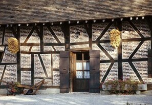Un edificio tradizionale con struttura a telaio in legno e mattoni a vista.