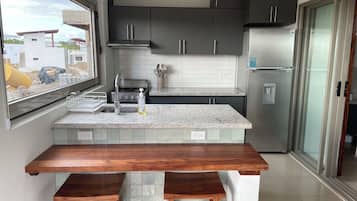 Kühlschrank, Ofen, Herdplatte, Wasserkocher mit Kaffee-/Teezubehör