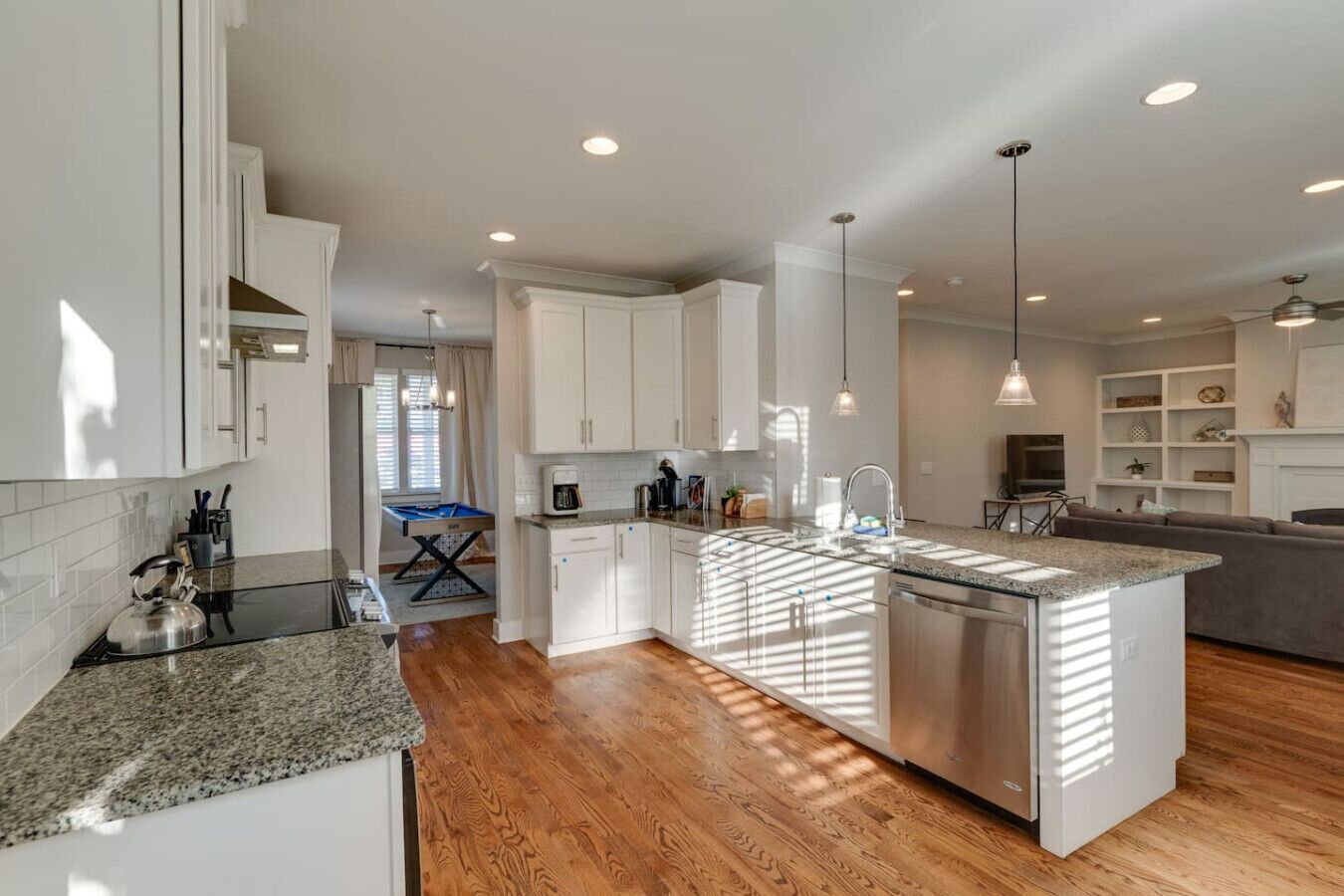 Kylskåp, mikrovågsugn, ugn och spishäll